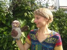 Frau mit Eule als Handpuppe