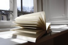 Aufgeschlagenes Buch auf einem Fensterbrett.