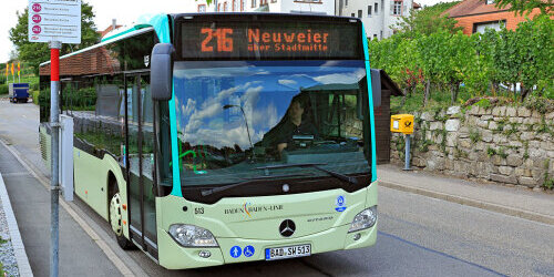 Bus der Verkehrsbetriebe an der Haltestelle "Winzergenossenschaft". Aufschrift "2016 Neuweier über Stadtmitte"