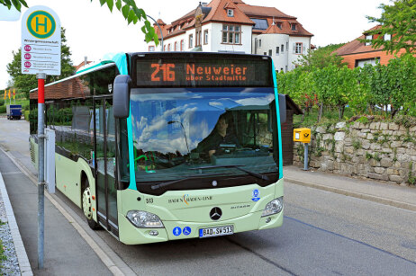 Bus der Verkehrsbetriebe an der Haltestelle "Winzergenossenschaft". Aufschrift "2016 Neuweier über Stadtmitte"