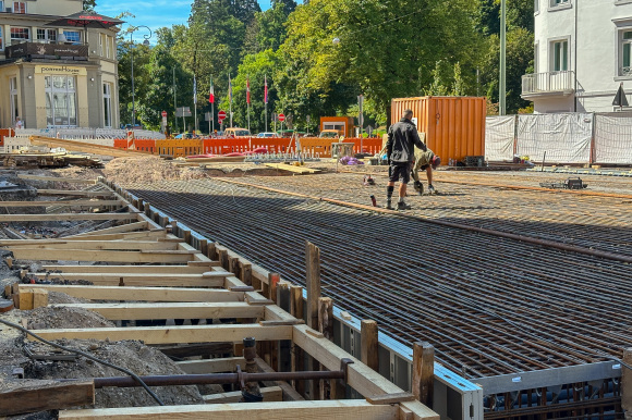 Hindenburgplatz, die Bewehrung ist eingebaut und die Schalung vorbereitet: Ab Donnerstag wird der erste Teilbereich der Kaiserbrücke betoniert.
