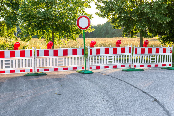Vollsperrung einer Straße in beide Richtungen.