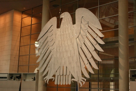 Bundesadler im Plenarsaal des Bundestages im Berliner Reichstagsgebäude