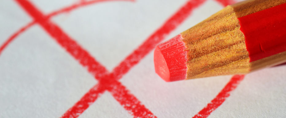 Rotes Kreutz mit rotem Buntstift