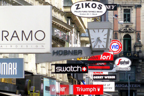 Einkaufstraße mit zahllosen bunten Reklameschildern