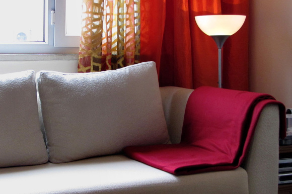 Wohnzimmer mit Sofa und Stehlampe