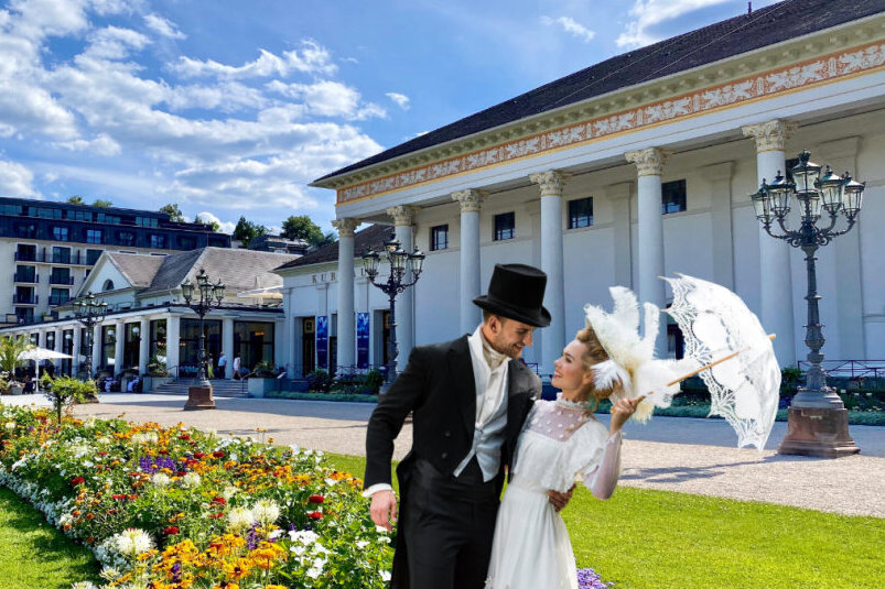 Historisches Paar vor dem Kurhaus Baden-Baden