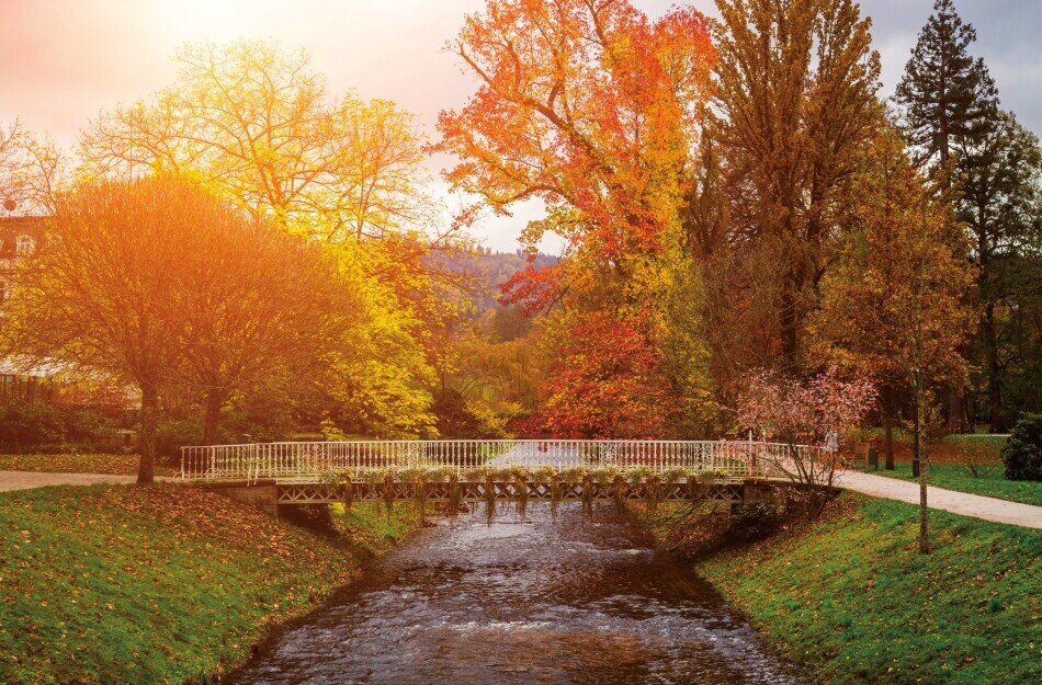 Fluss Oos mit Brücke im farbenfrohen Herbst