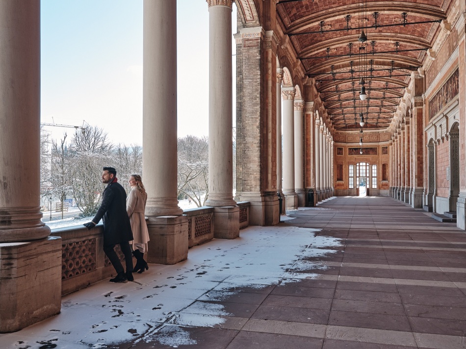 Schneebedecktes Baden-Baden mit Paar