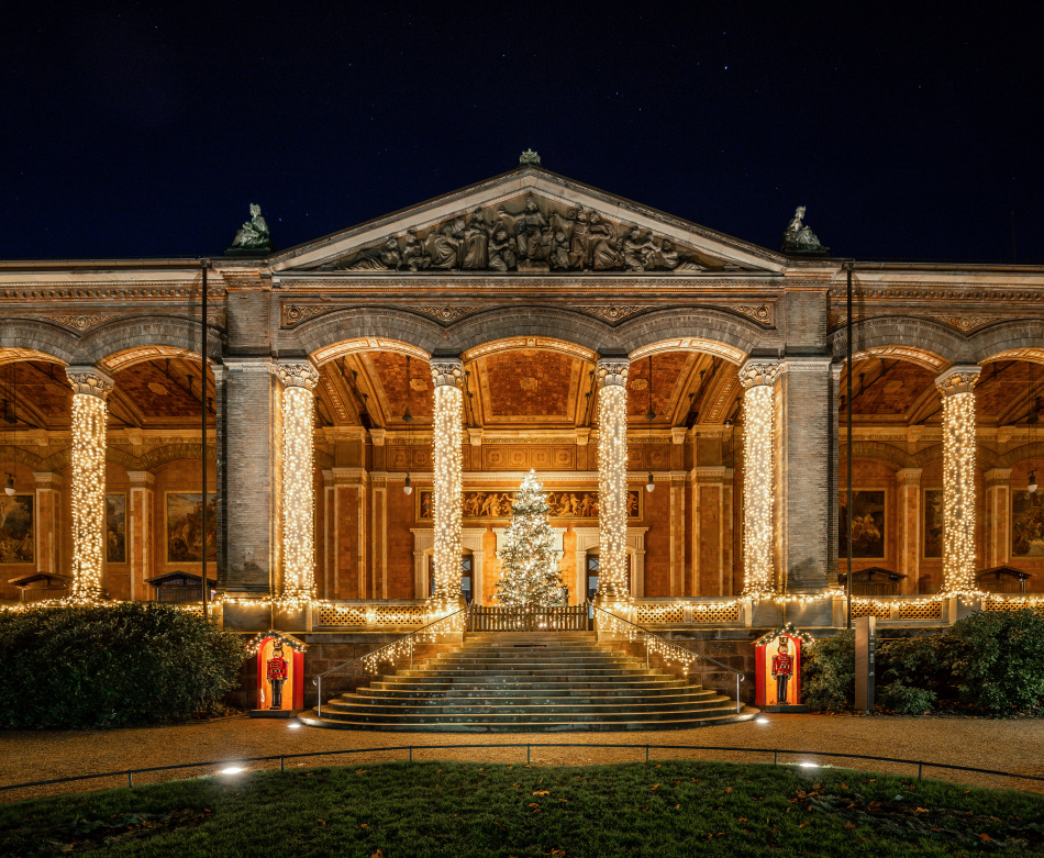 Geschmückte Trinkhalle zum Christkindelsmarkt