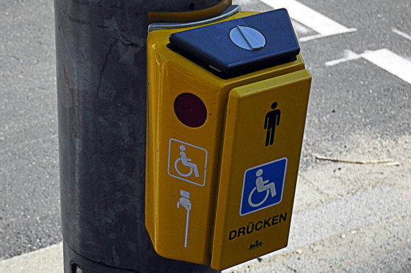 Fußgängerampel mit Behindertensymbol