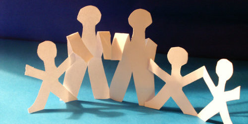 Scherenschnitt als Symbolbild: Zwei Elternteile mit drei Kindern