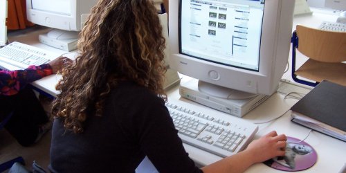 Schülerin sitzt vor einem PC-Bildschirm