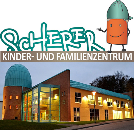 Scherer Kinder und Familienzentrum, Außenansicht  beleuchtet mit Logo