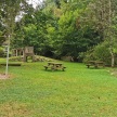 Garten mit Spielgeräte des Kindergartens St. Franziskus. 