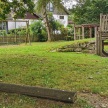 Garten mit Spielgeräte des Kindergartens St. Franziskus. 