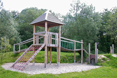 Holz-Kletterburg auf dem Spielplatz Eulenspiegel