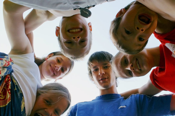 6 Kindergesichter von unten in einem Kreis