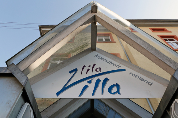 Schild mit der Aufschrift "Lila Villa" über dem Eingang des Jugendtreffs "Lila Villa"