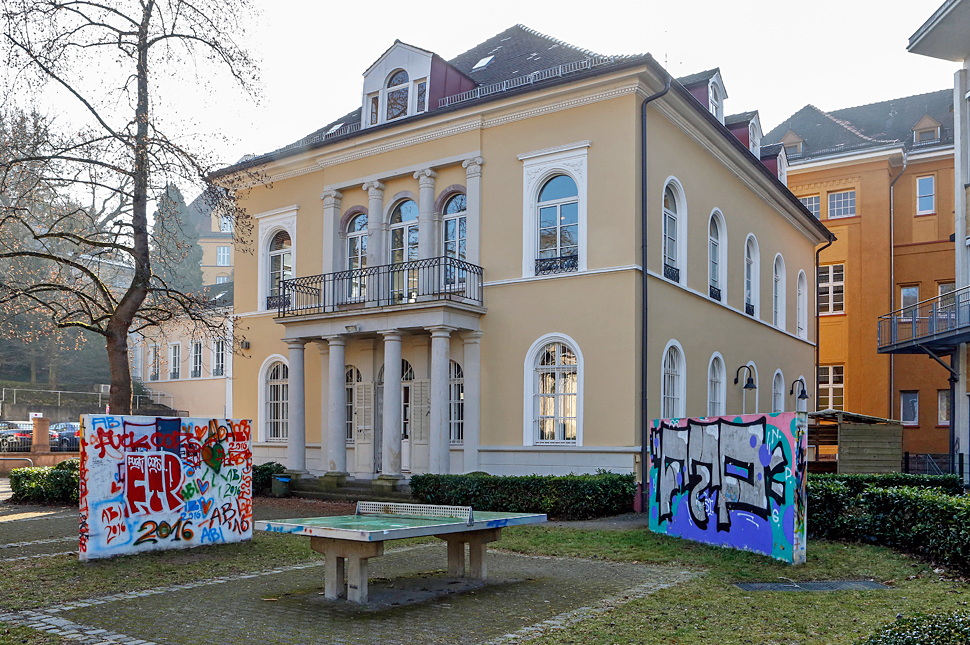 Gebäude Jugendbegegnungsstätte mit Tischtennisplatte und Graffiti-Wänden.