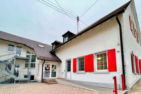 Gebäude und Innenhof Schülerbetreuungshaus an der Grundschule Balg