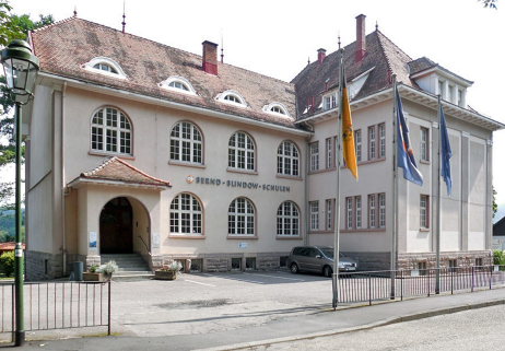 Eine Außenaufnahme der Bernd-Blindow-Schulen Baden-Baden.