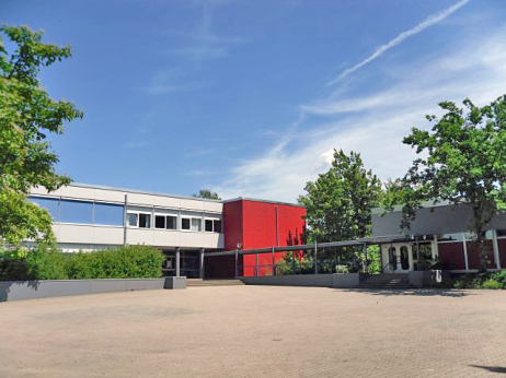Grundschule Steinbach: Hof mit Eingang