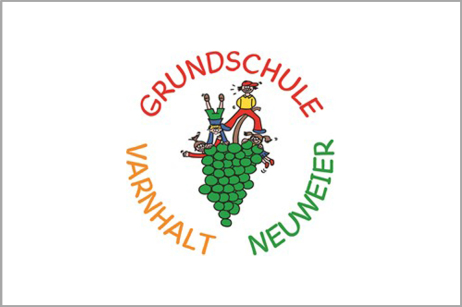 Logo der Grundschule Varnhalt/Neuweier: Vier Kinder tanzen auf einer Traube. in einem Kreis darum steht Grundschule (in rot) Neuweier (in grün) Varnhalt (in gelb).