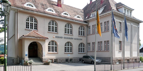 Eine Außenaufnahme der Bernd-Blindow-Schulen Baden-Baden.