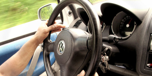 Zwei Hände an einem Autolenkrad
