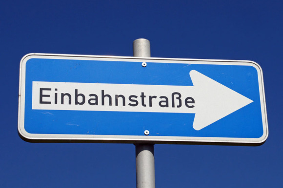 Einbahnstrassenschild vor blauem Himmel