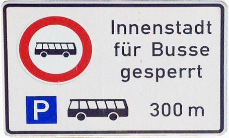 Verkehrsschild: Innenstadt für Busse gesperrt.