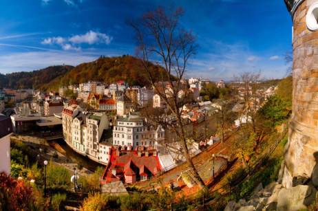 Panoramaaufnahme der Stadt Karlsbad. 