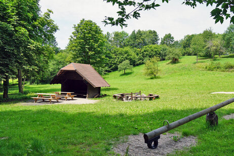 Fuchslochhütte mit Wippe und Schaukel