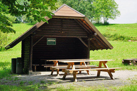 Fuchslochhütte mit Bänken