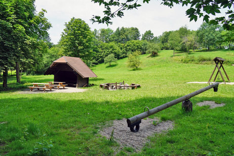 Fuchslochhütte mit Wippe und Schaukel