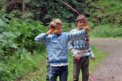 Zwei Jungen beim Bogenschießen