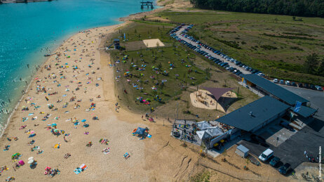 Luftbild: Blick auf das Strandbad mit Gastronomie