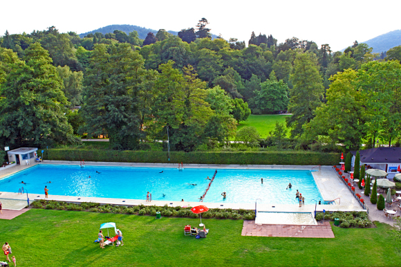 Kombinationsbecken im Bertholdbad Freibad. Links die Gastronomie