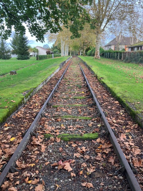 Bahnschienen in Gurs. 