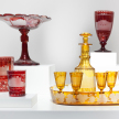 Alte Vasen und Gläser in Rot und Gelb im Stadtmuseum