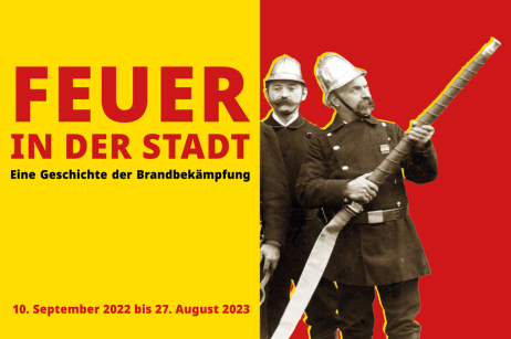 Rechts: Altes Bild von drei Feuerwehrmännern mit Schlauch- Links der Text "Feuer in der Stadt; eine Geschichte der Brandbelämpfung; 10. September 2022 bis 27. August 2023".