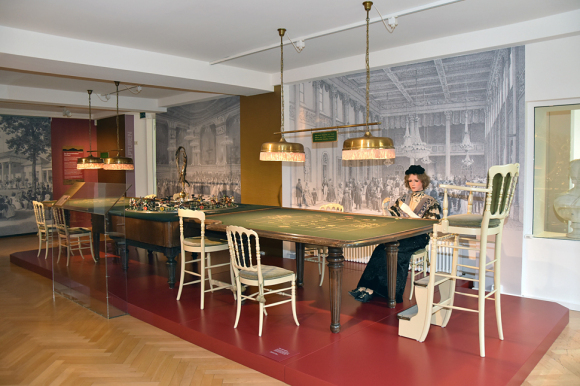 Das neugestaltete Spielbankzimmer mit dem Pferde-Roulette-Spieltisch – eines der Highlights im Stadtmuseum.