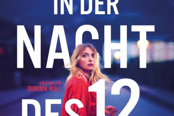 Plakat zum Film "In der Nacht des 12.". Es zeigt eine junge Frau mit roter Jacke.