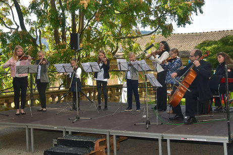 Violinen-Enseble der Musikschule spielt im Rathausinnenhof