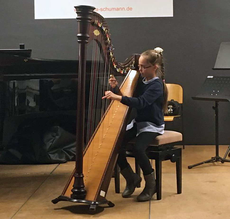 Musikschülerin Anastasia Freifrau von Pallandt auf ihrer Harfe beim traditionellen Schülerkonzert.