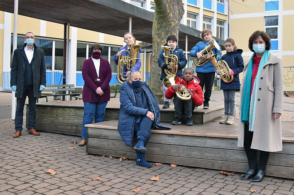 Ralf Eisler, Monika Bremer, Heidemarie Mohr und Margret Mergen gemeinsam mit den Kindern der Bläserklasse und den neuen Instrumenten (von links).