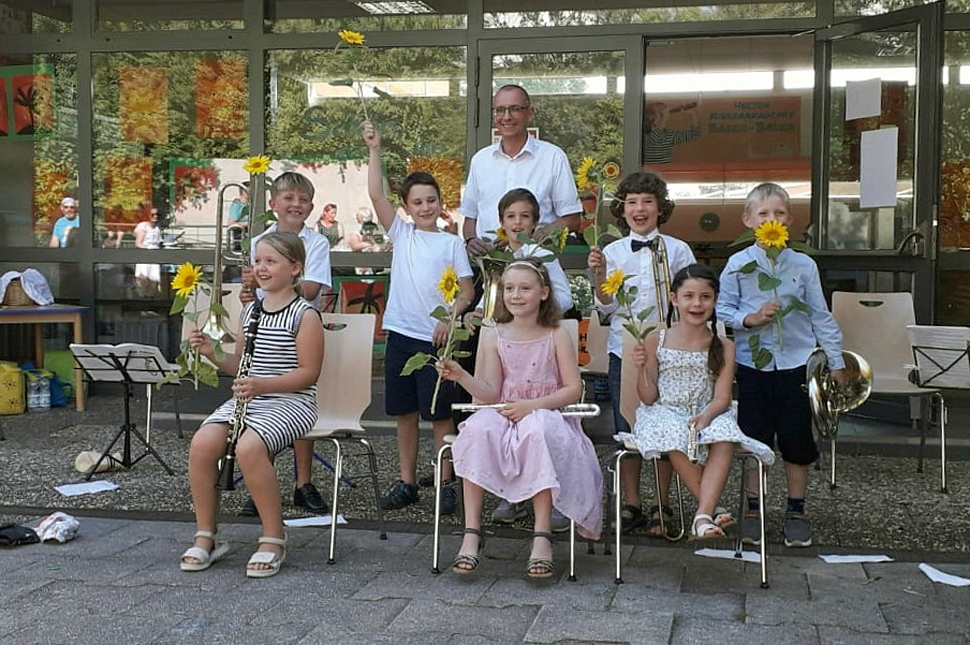 Die Bläserklasse der Grundschule Varnhalt mit dem Leiter der Clara-Schumann-Musikschule, Ralf Eisler.