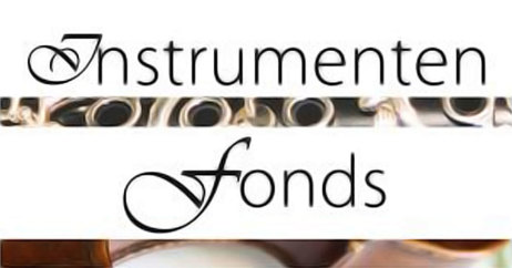 Mit Schreibschrift steht geschrieben: Instrumentenfonds. Dazu ein kleiner Ausschnitt von Tasten einer Klarinette
