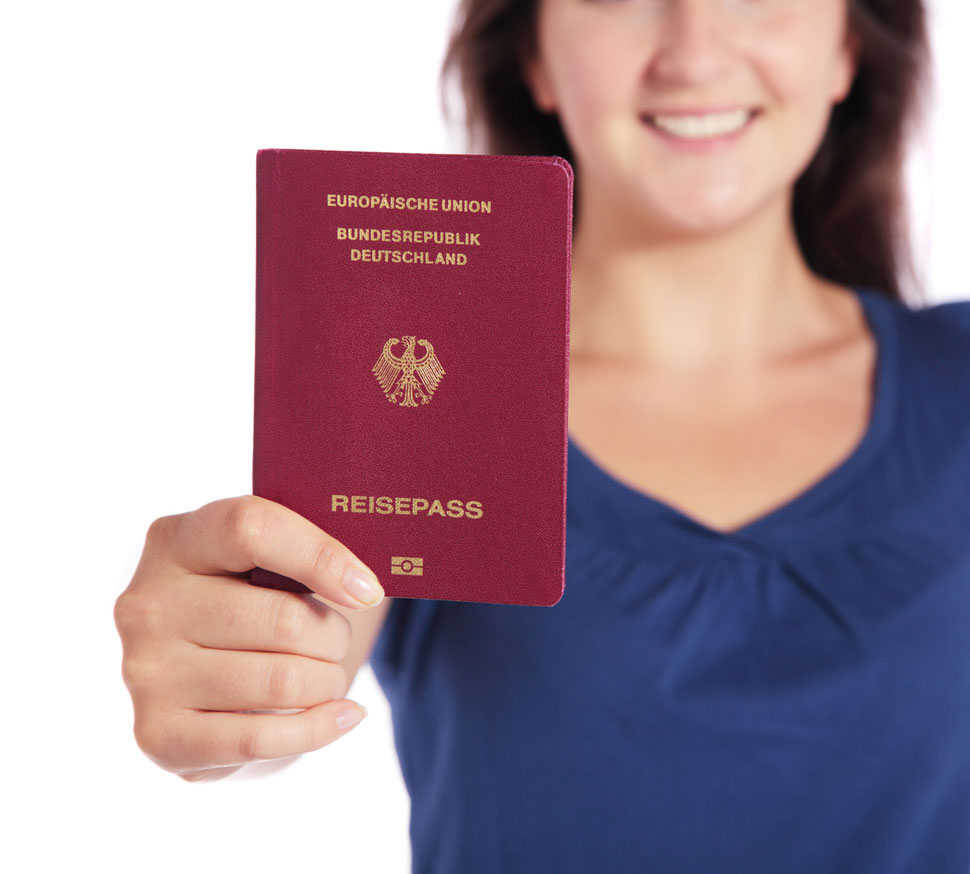 Eine Frau hebt ihren Reisepass